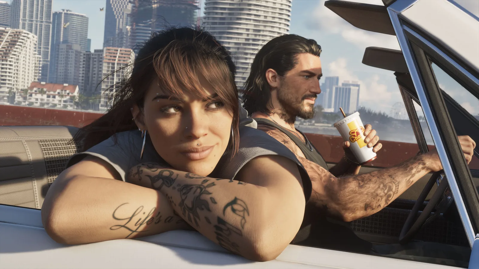 Dos personajes en un descapotable por Vice City